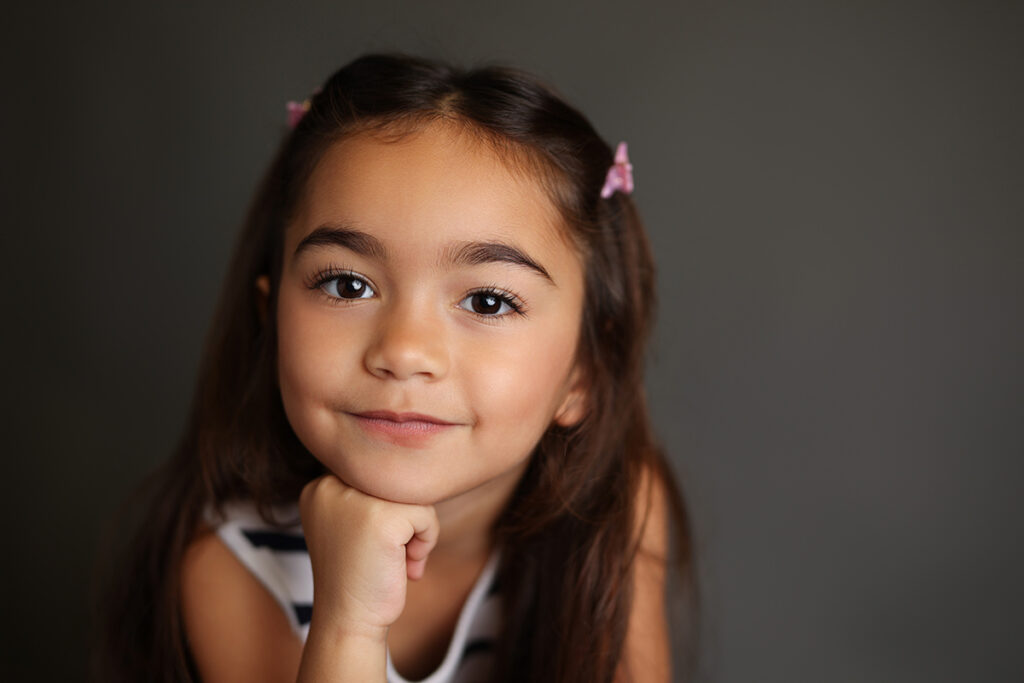 Retrato moderno de niña en el colegio