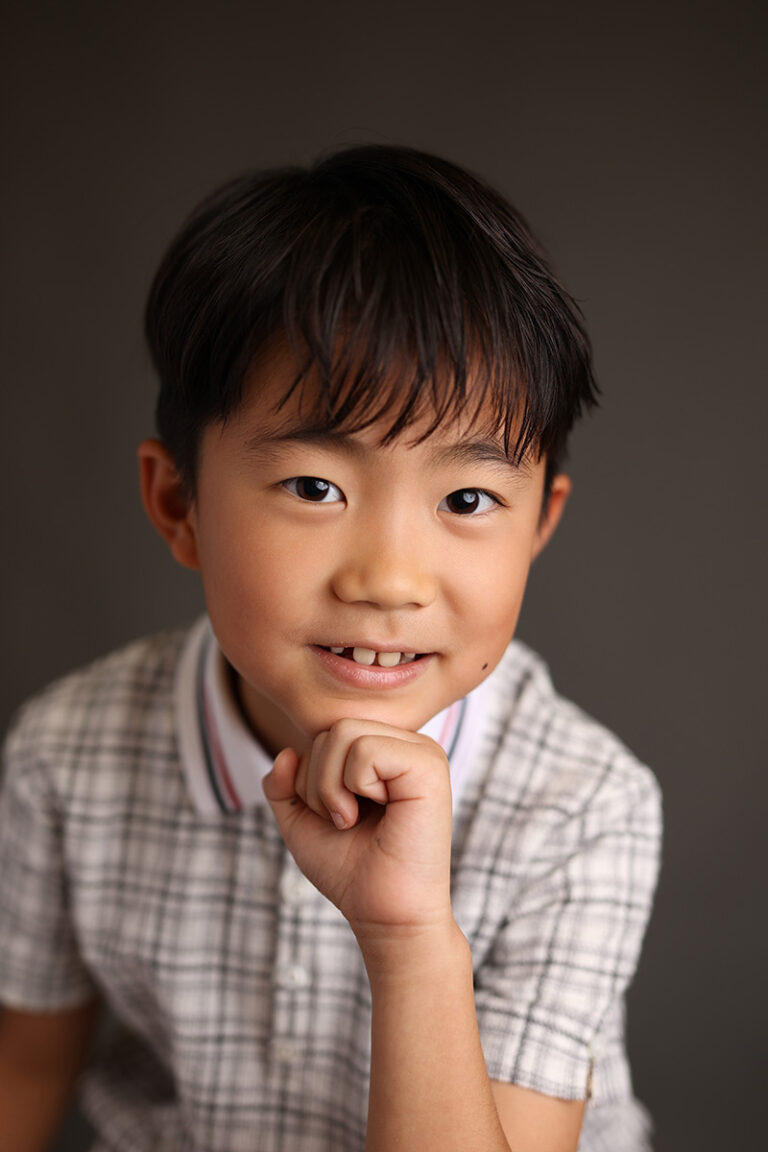 Niño posando natural en sesión de retratos escolares modernos