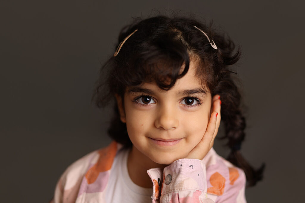 Niña posando de forma natural para retrato escolar