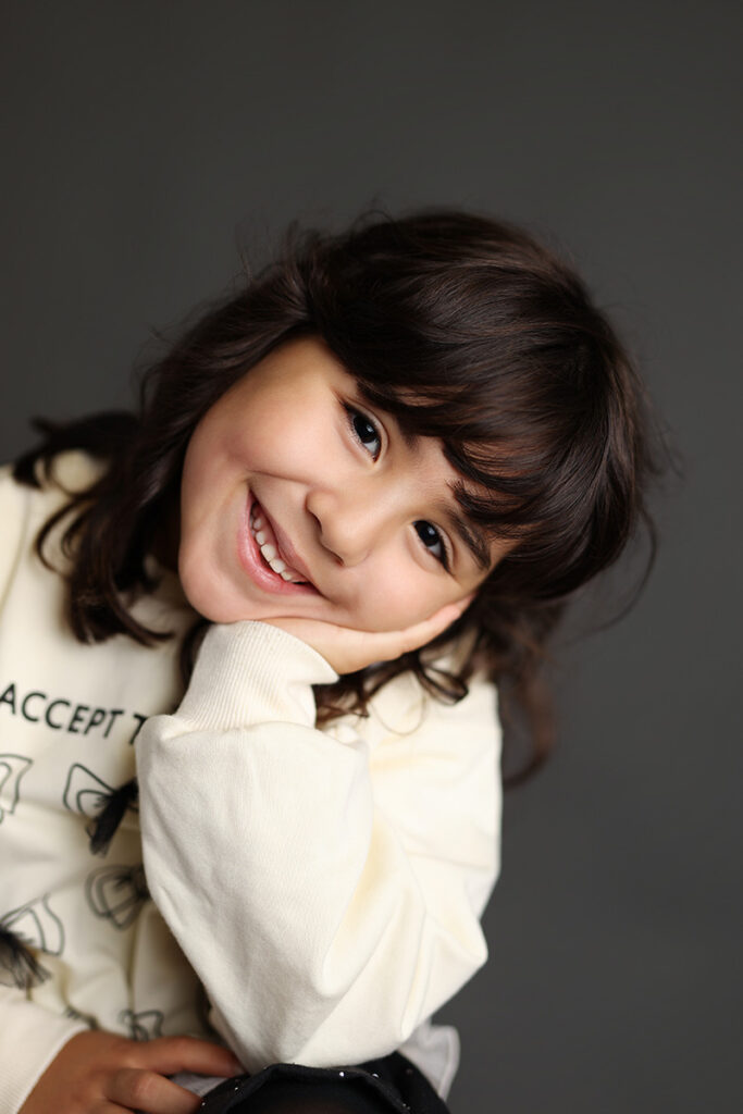 Retrato escolar moderno y natural de una niña riendo