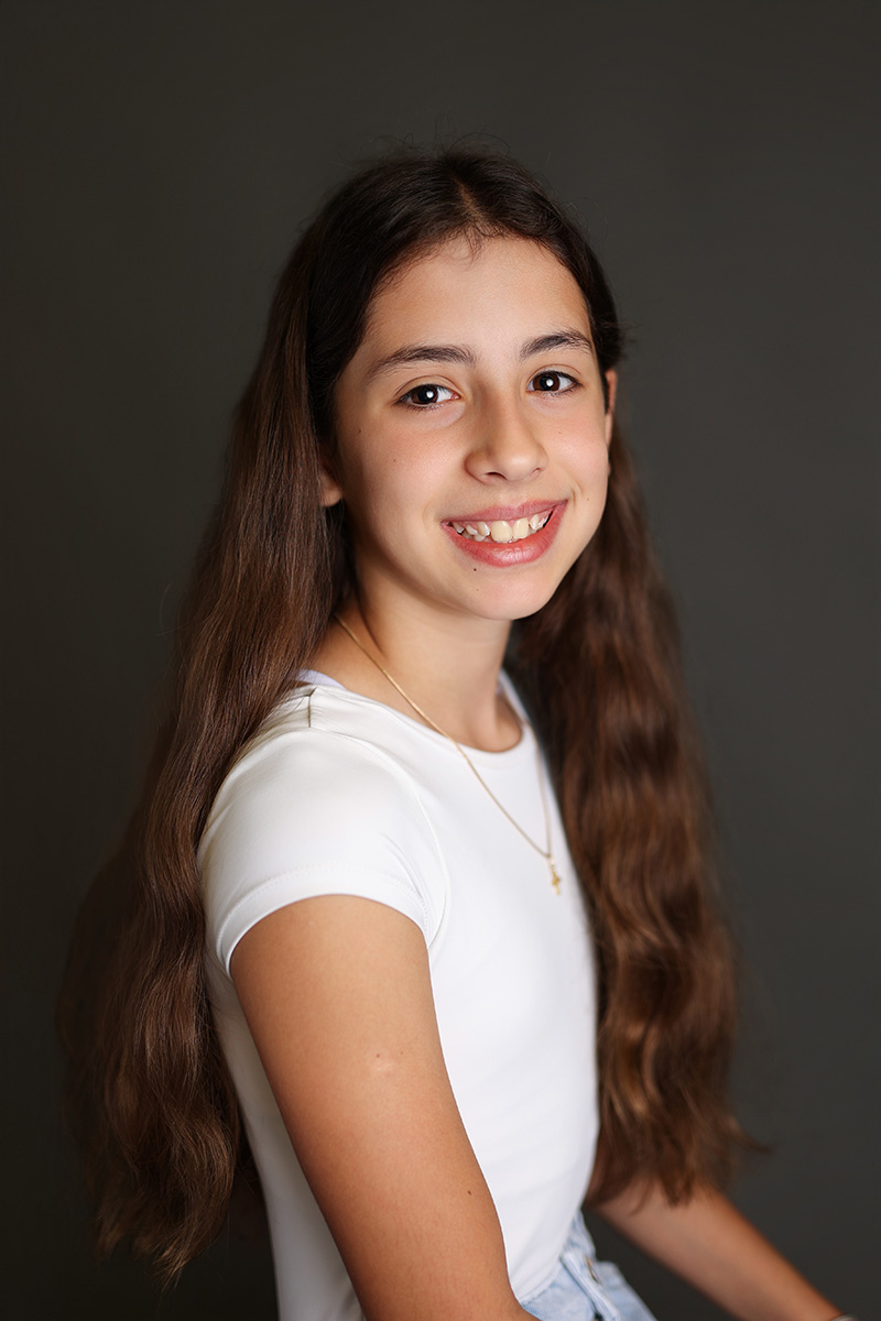 Niña posando de forma natural en sesión de fotos colegio