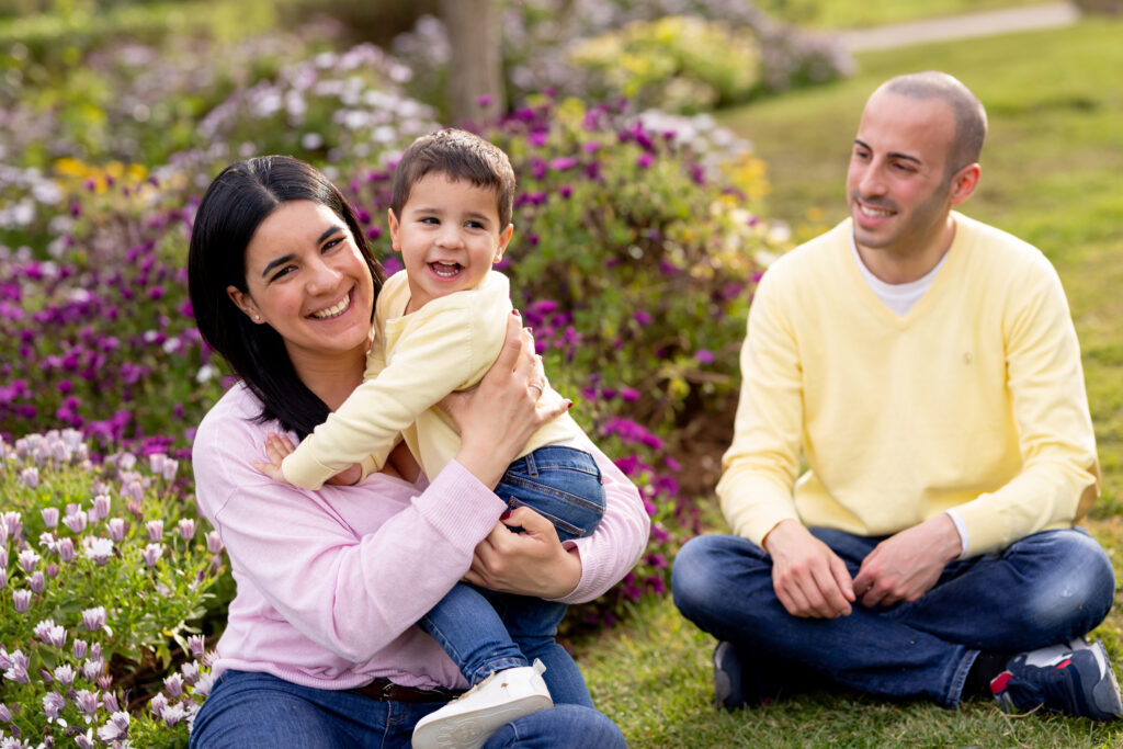 Familia disfrutando de una sesión de fotos en un parque de Barcelona