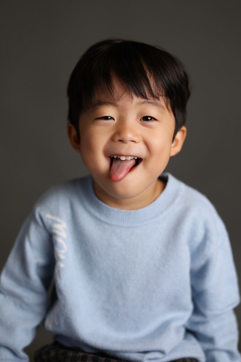 Niño sacando la lengua divertido