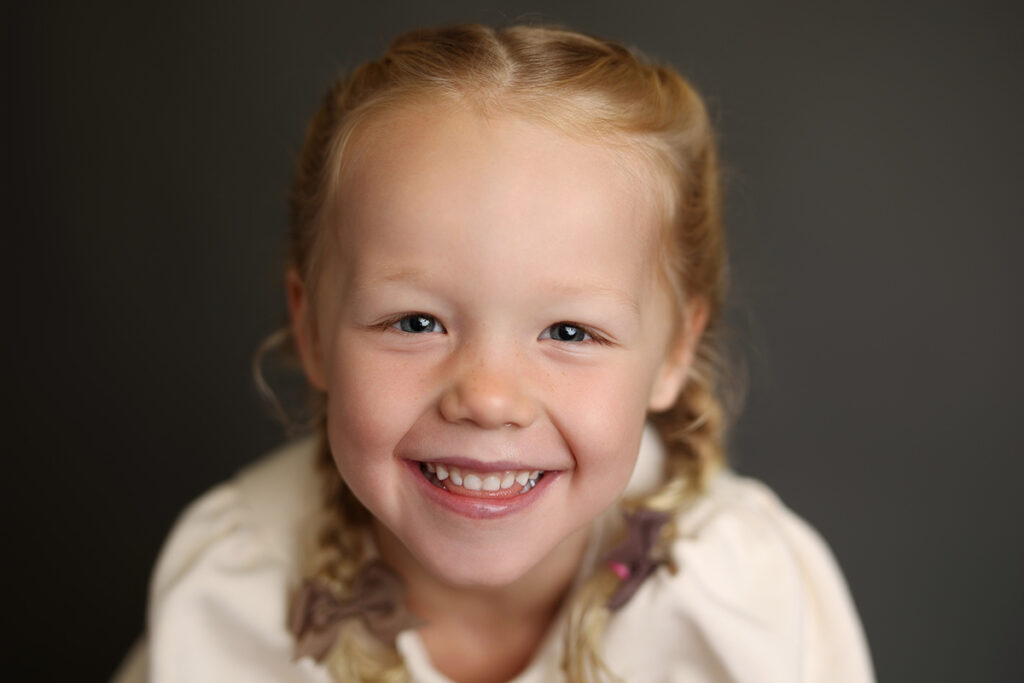 Niña con risa natural en foto escolar