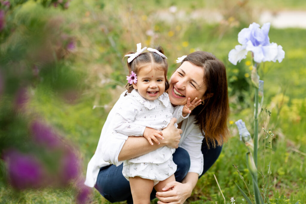 Madre abrazando a su hija en un parque en primavera