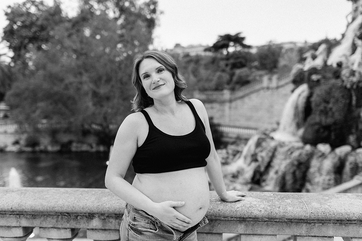 embarazada mirando a cámara en el parque de la ciutadella
