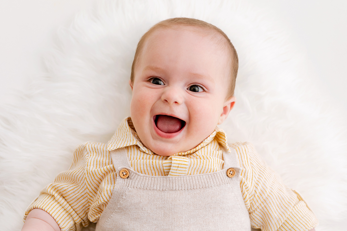 Bebé de 6 meses sonriendo durante sesión de fotos en Barcelona
