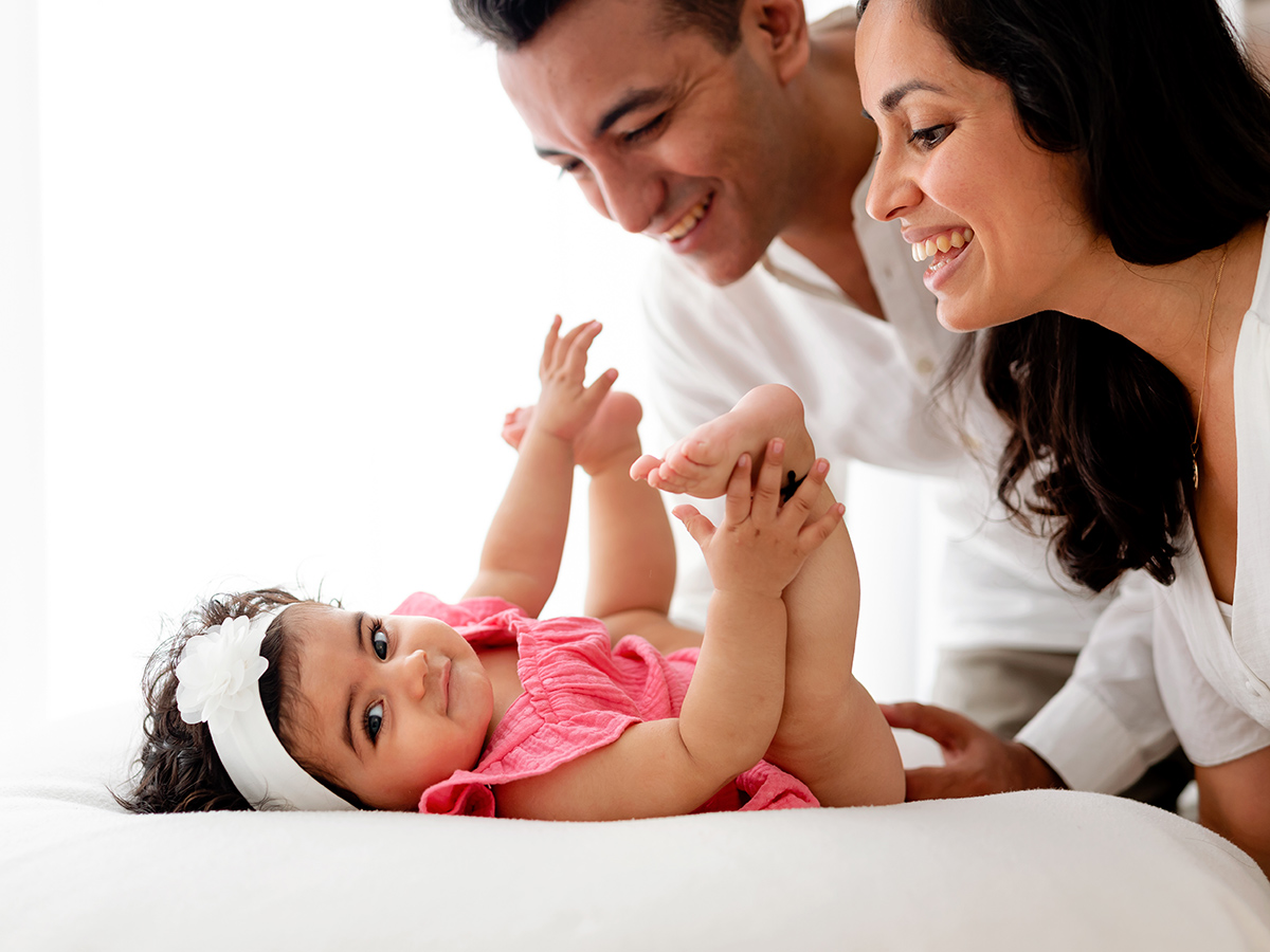 Familia en sesión de fotos de bebé de seguimiento del primer año