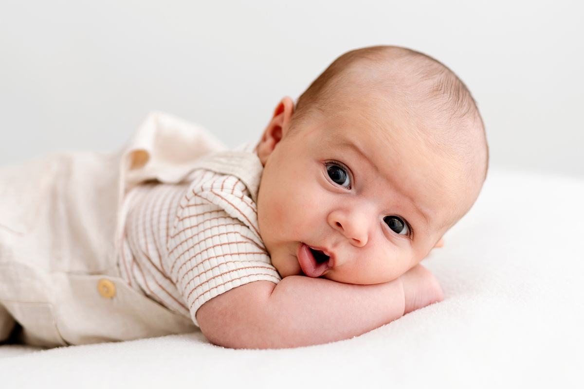 Bebé de 2 meses mirando a cámara