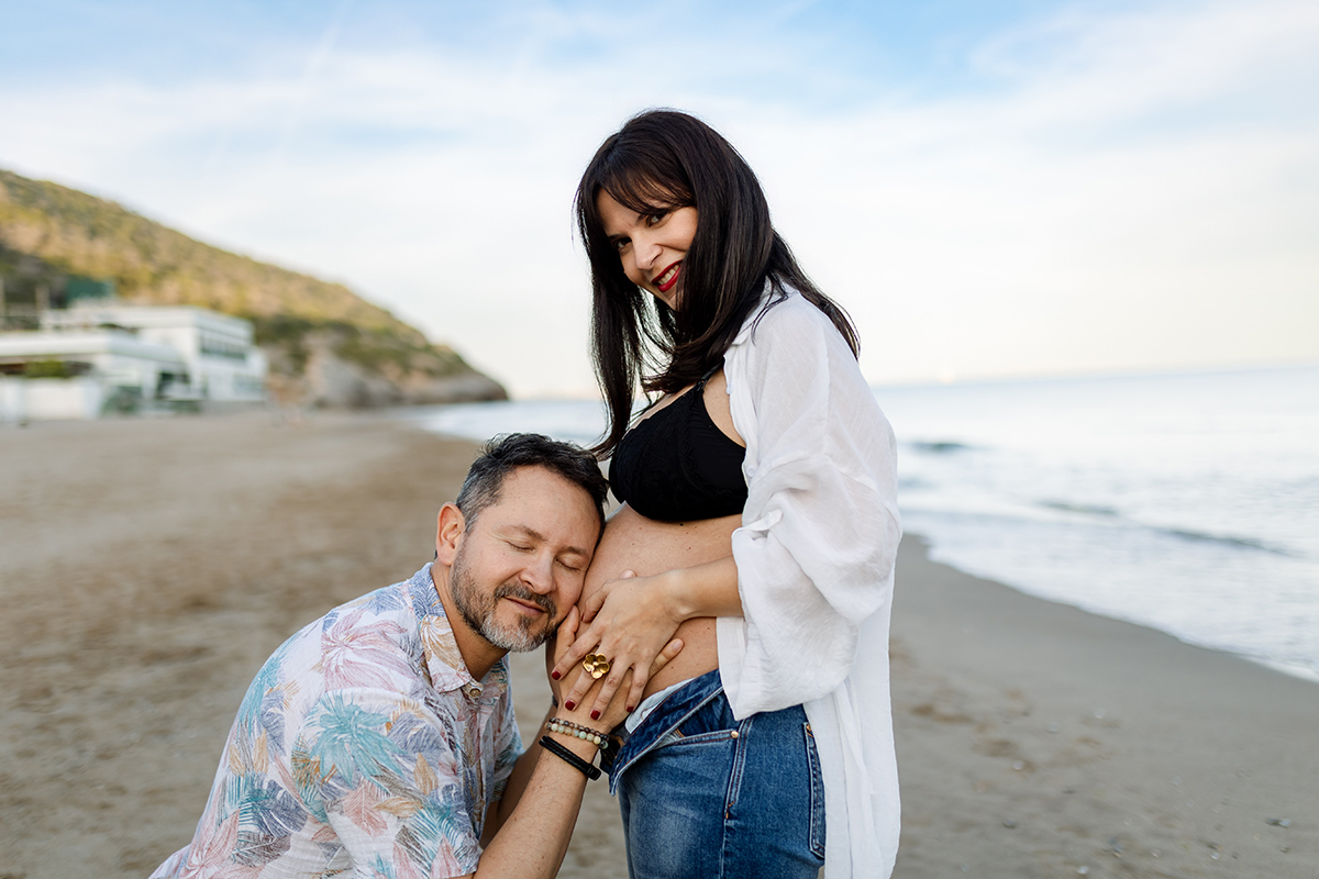 pareja embarazada en la playa