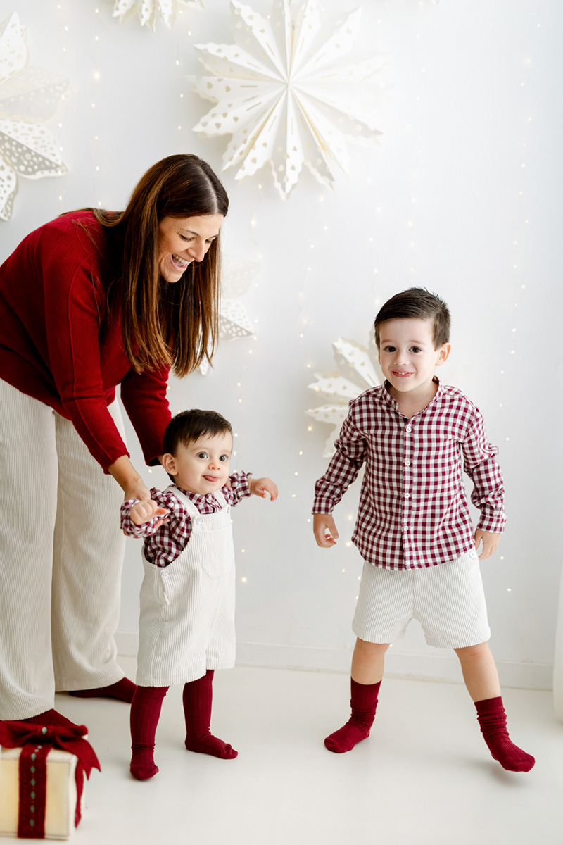 Familia disfrutando de una sesión de Navidad en estudio fotográfico en Barcelona