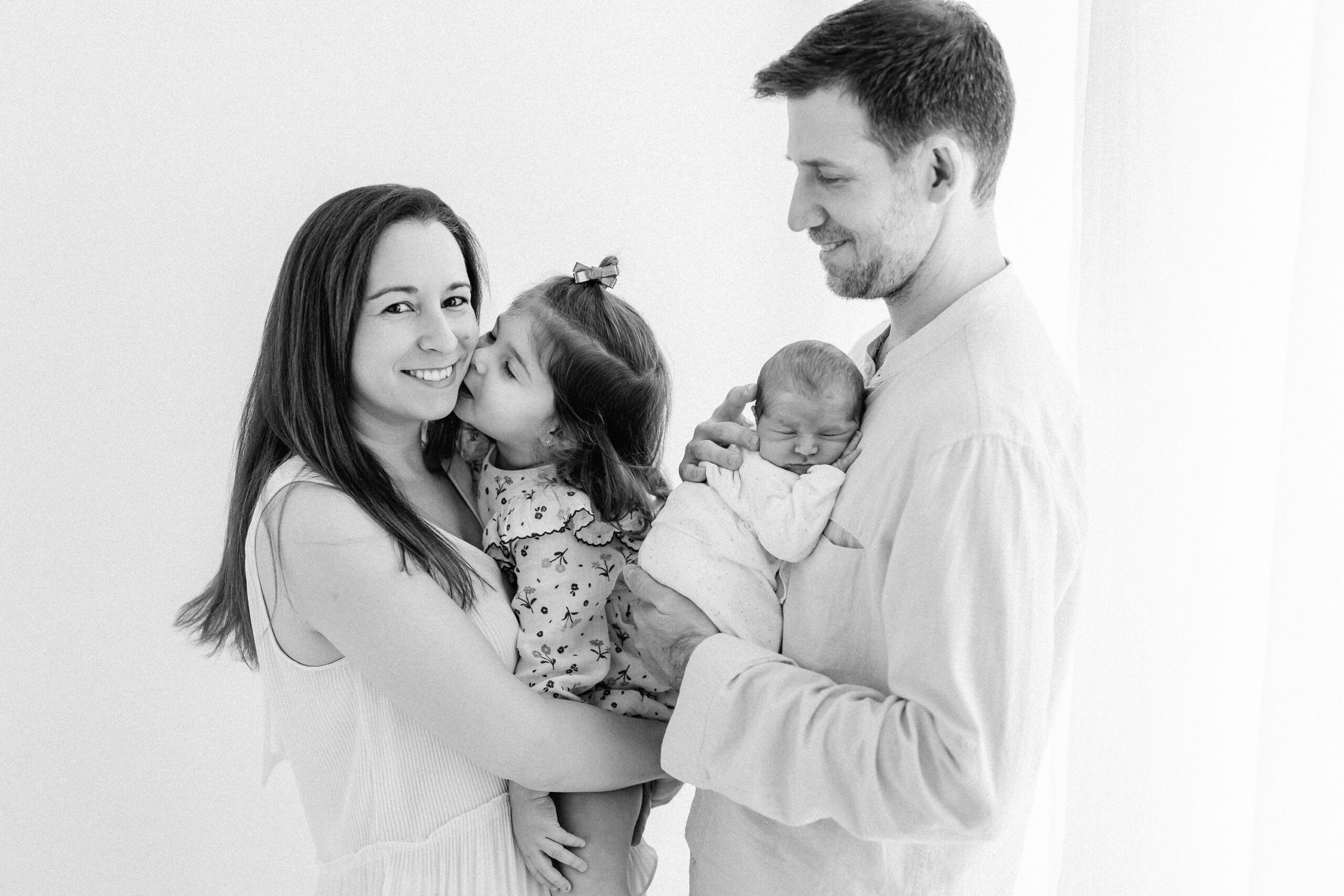 Familia con niña y bebé recién nacido